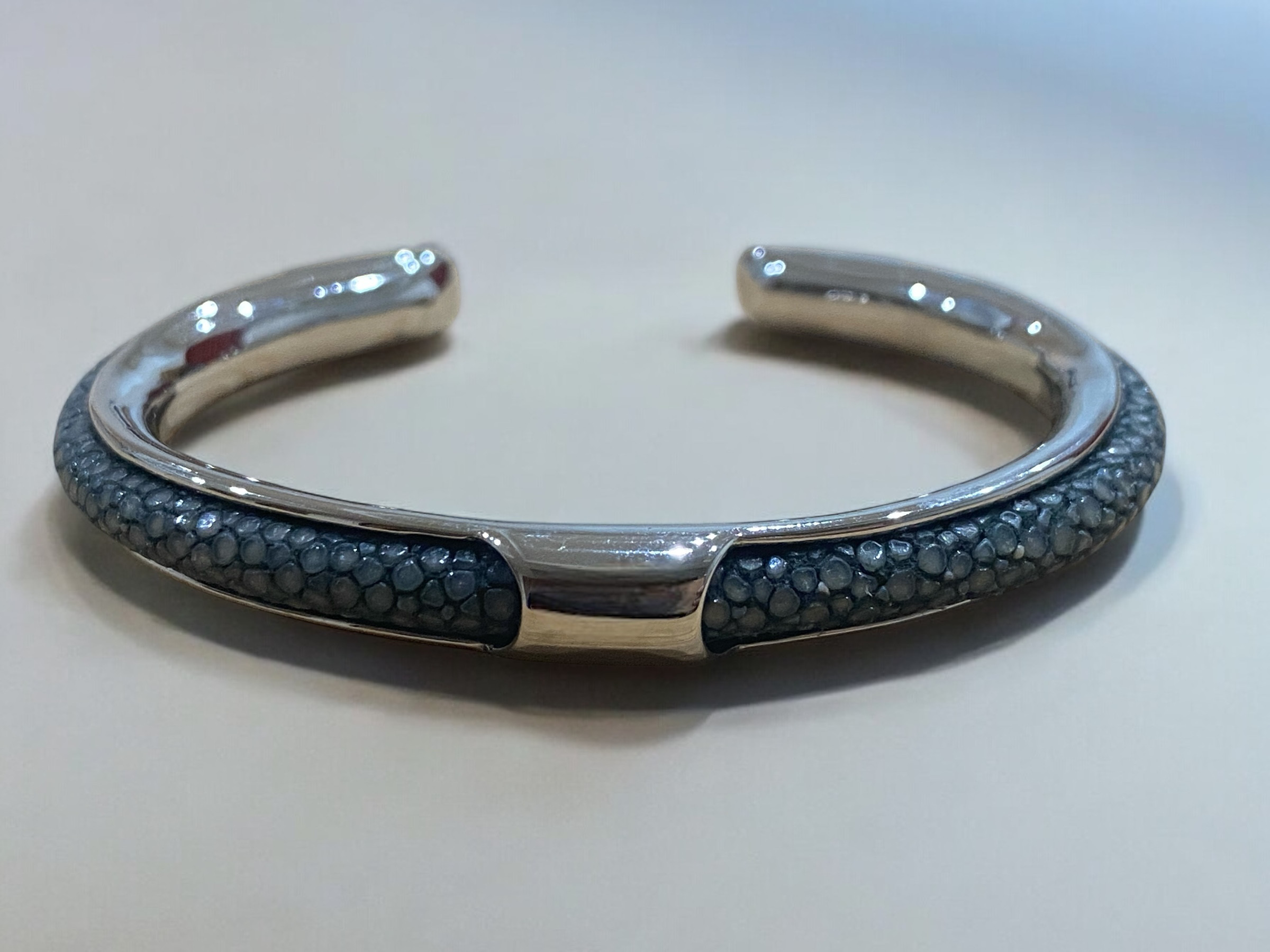 マリンジュエリー　海からの贈り物．天然スティングレイ　バングル　ブレスレット　女性用　シルバーグレージュ