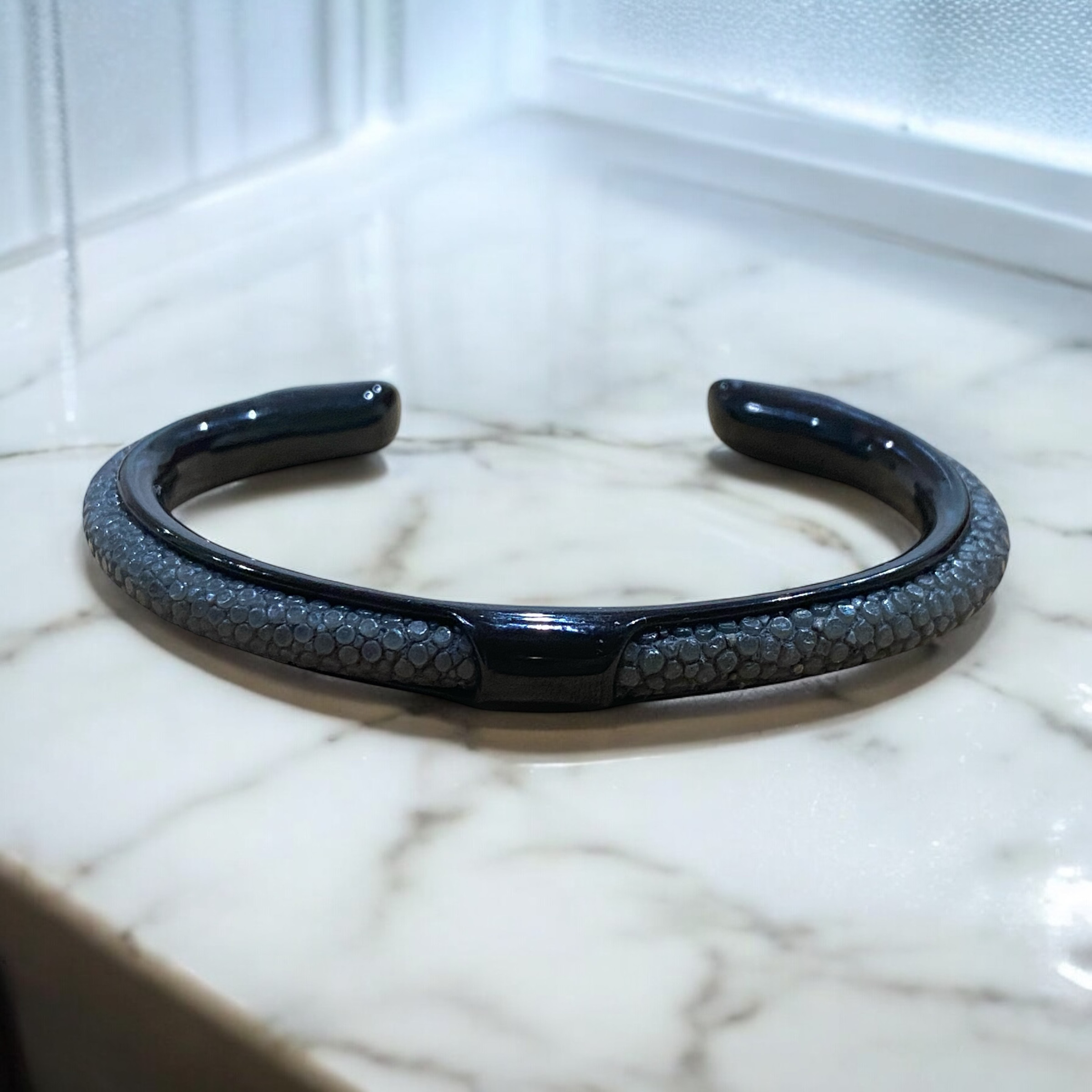 マリンジュエリー　海からの贈り物．天然スティングレイ　バングル　ブレスレット　ブラックグレイ　女性用