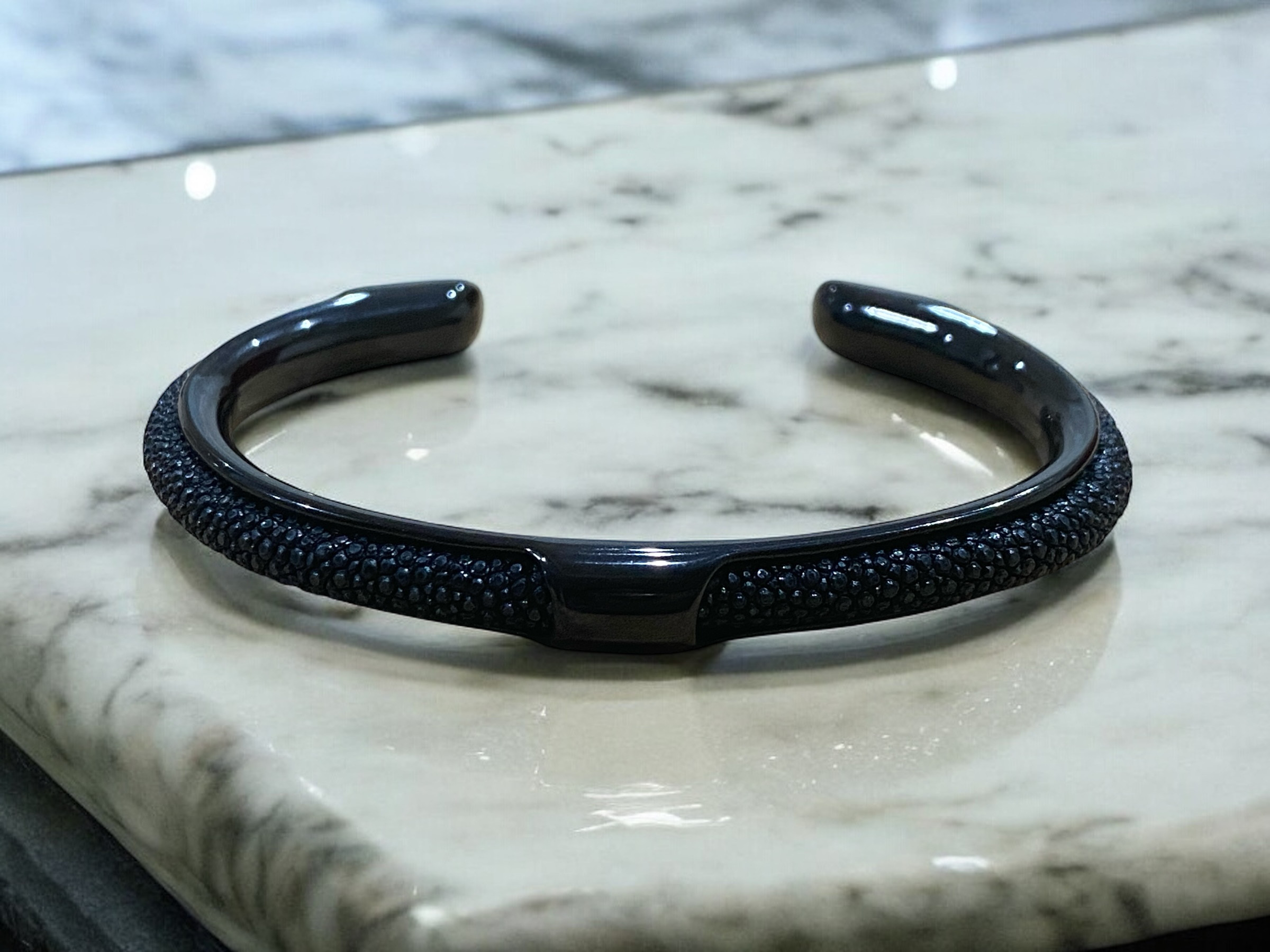マリンジュエリー　海からの贈り物．天然スティングレイ　バングル　ブレスレット　全てに溶け込むオールブラック　女性用