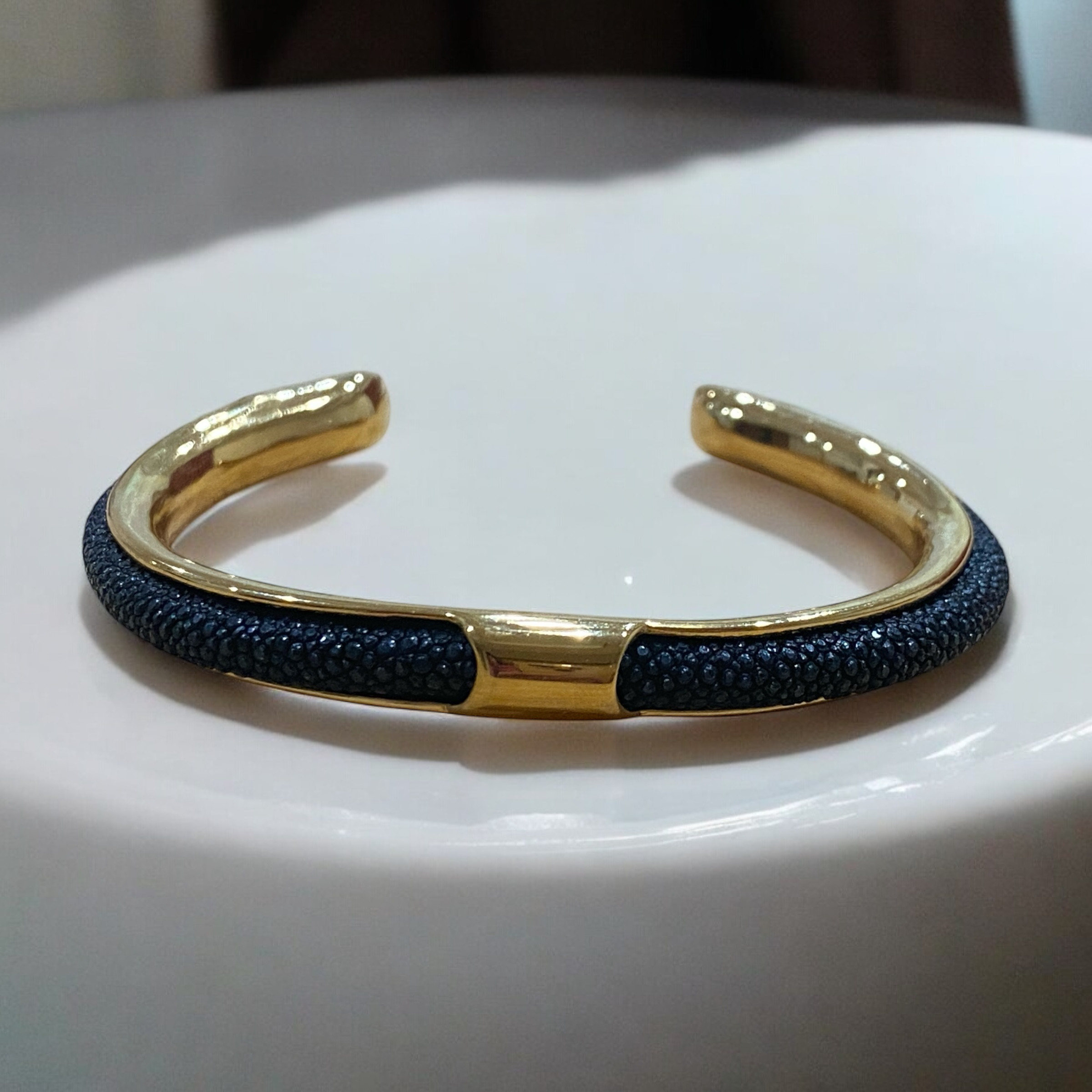 マリンジュエリー　海からの贈り物．天然スティングレイ　バングル　ブレスレット　大人向けゴールドブラック 男性用