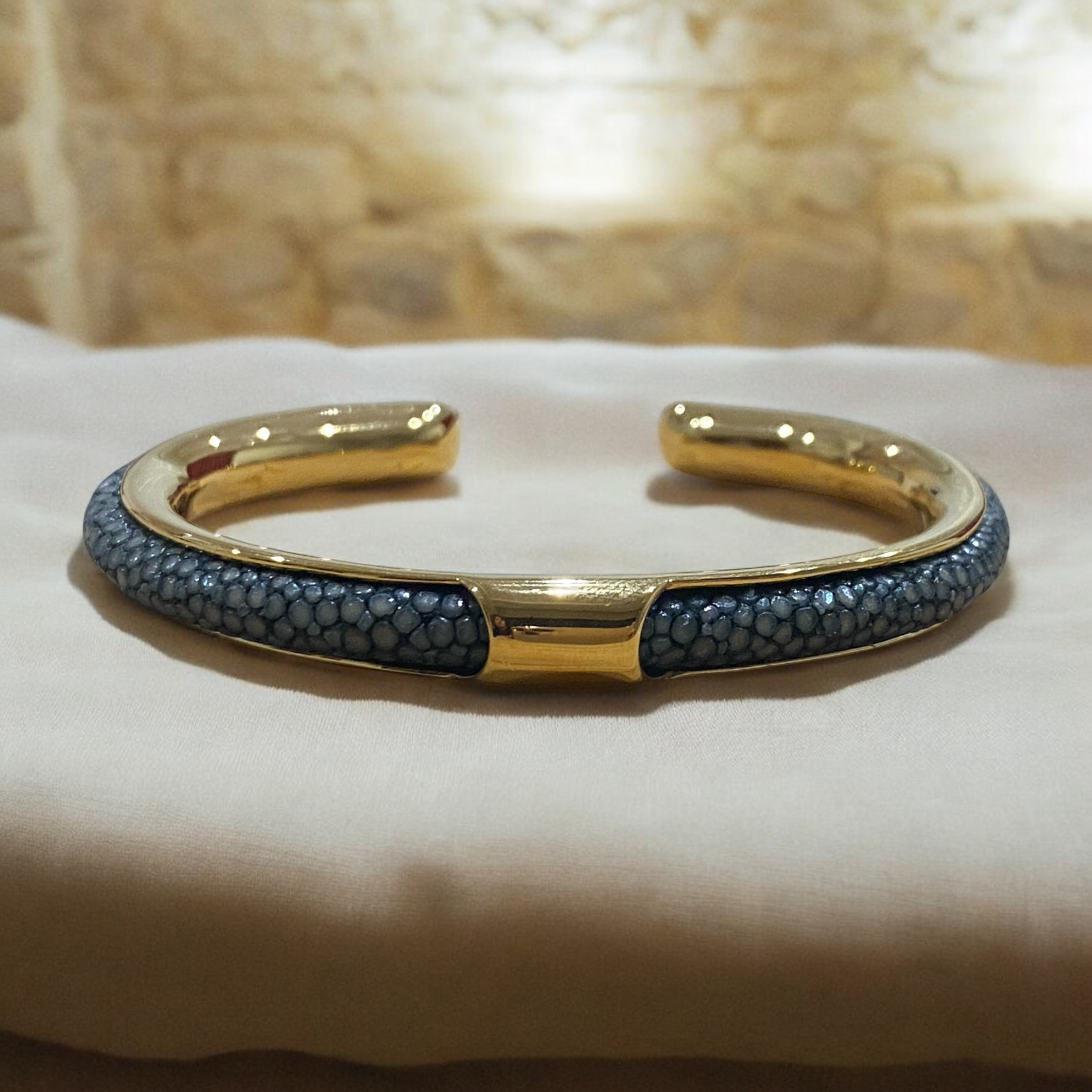 マリンジュエリー　海からの贈り物．天然スティングレイ　バングル　ブレスレット　ゴールドグレージュ　 男性用