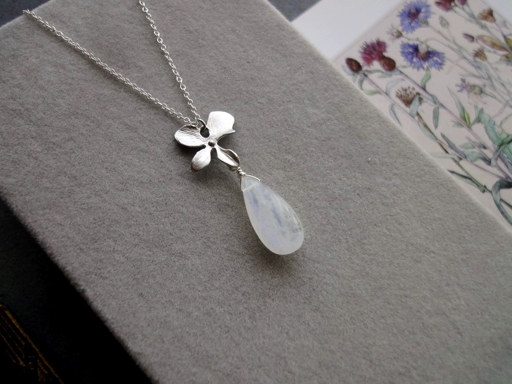 天然石のネックレス ■ ボタニカルデザイン 花弁4枚  Sliverfiled ■ ホワイトラブラドライト 大粒ドロップ