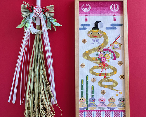 クロスステッチキット ミニ掛け軸【ハッピーへびちゃん】HAPPY SNAKE