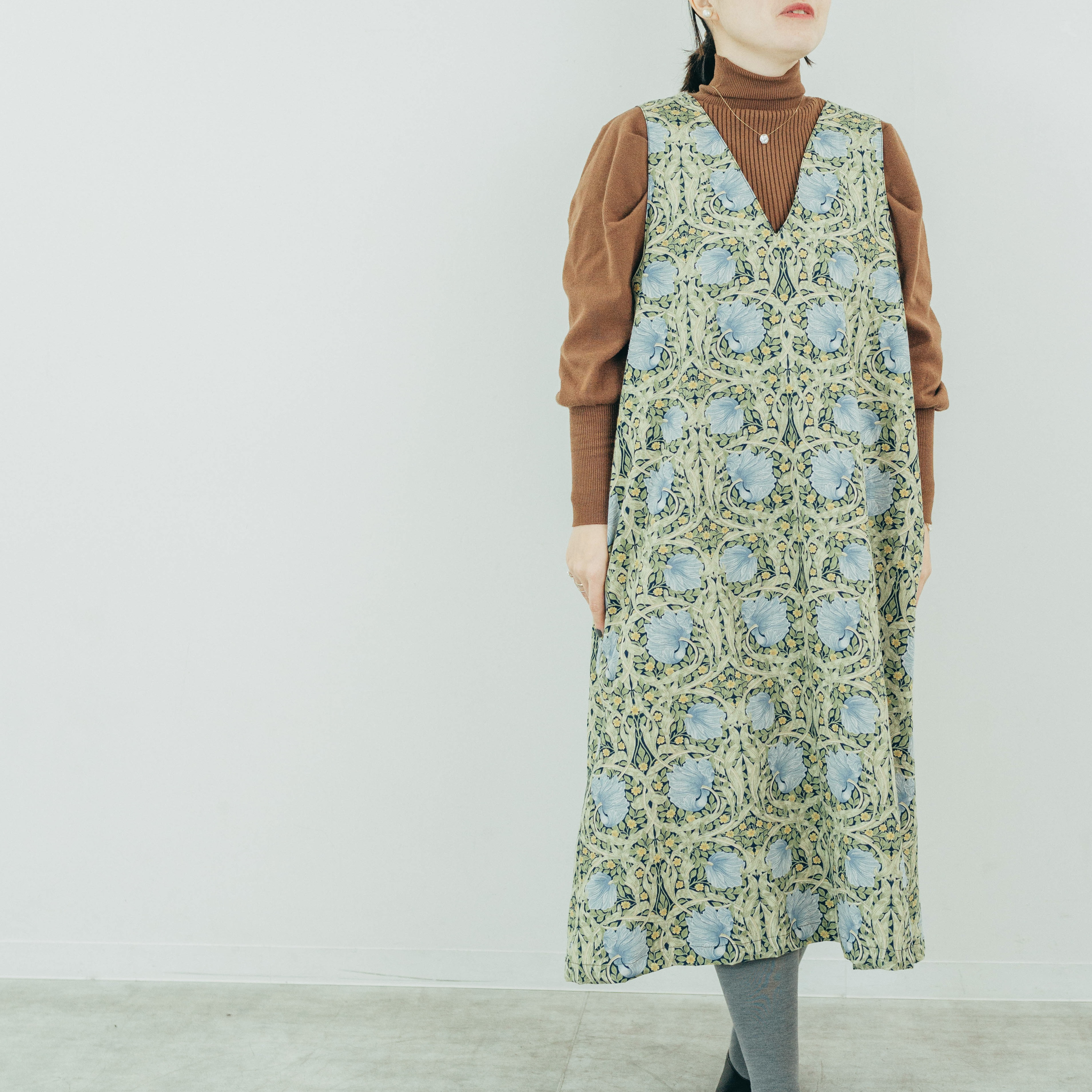 【2026年3月まで】Ladies 日常を彩るVネックジャンパースカート/ピンパーネル生地/