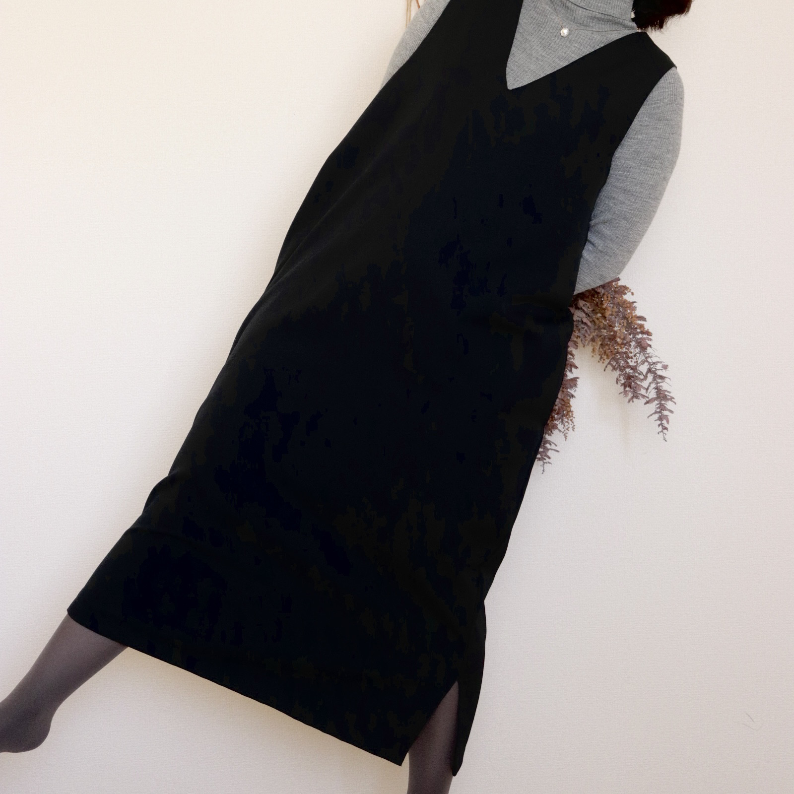 【2026年3月まで】Ladies 日常を彩るVネックジャンパースカート/ブラック無地/メリーゴーランド生地