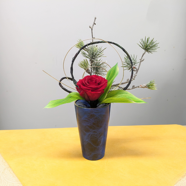 青色　花器「銅彩華器」　＆　お正月　赤薔薇プリザーブドフラワー×松アーティフィシャルフラワーアレジメント