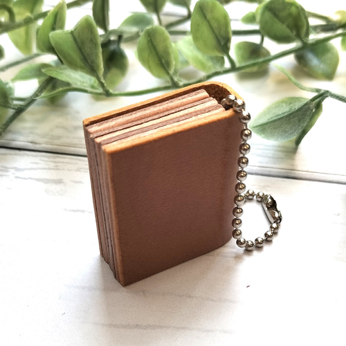 彫刻可能】本革を使用した高級感のある本型キーホルダー キーホルダー