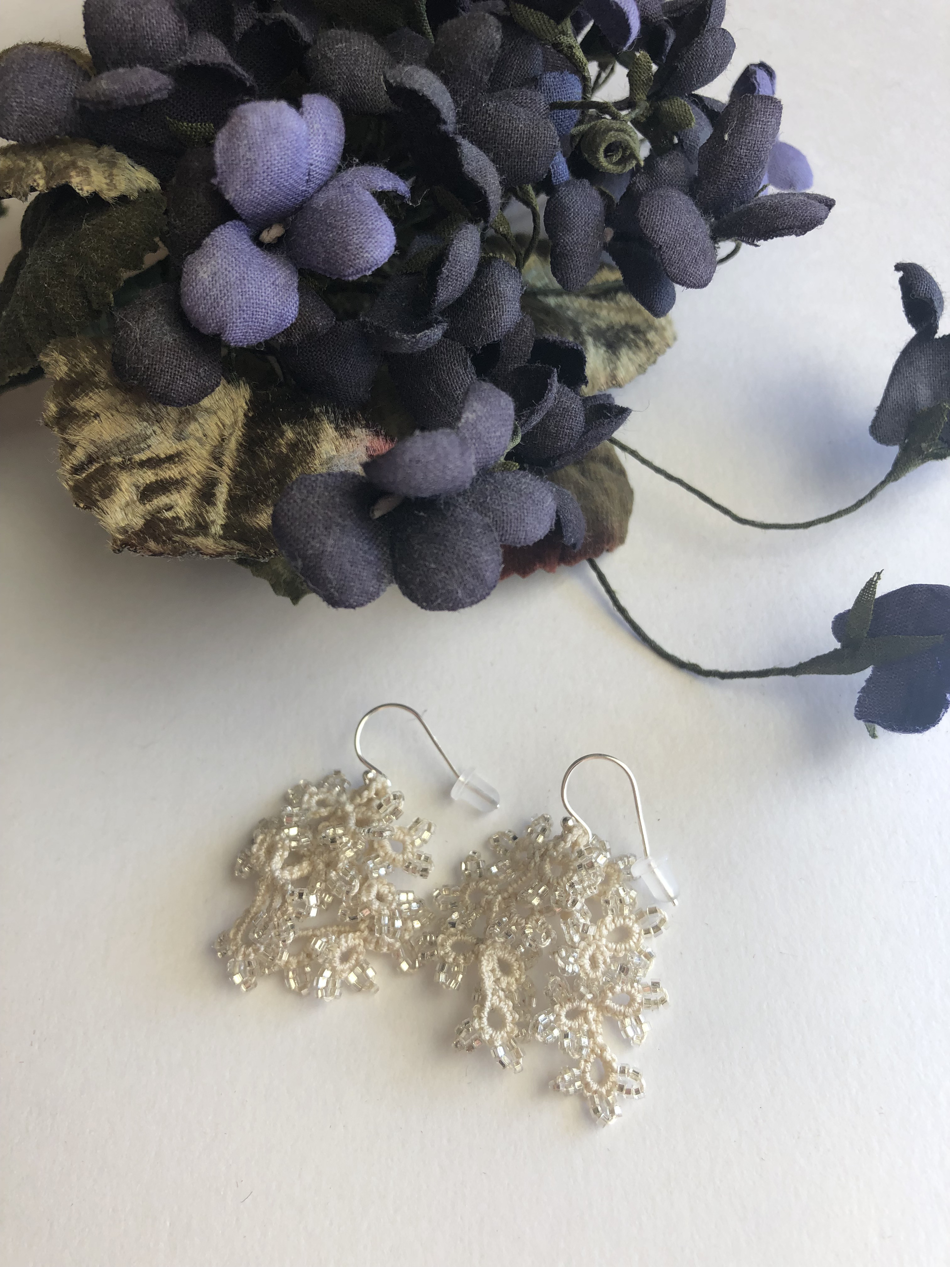 SV925 アンティークビーズとタティングレース のピアス　　　　　エクリュ