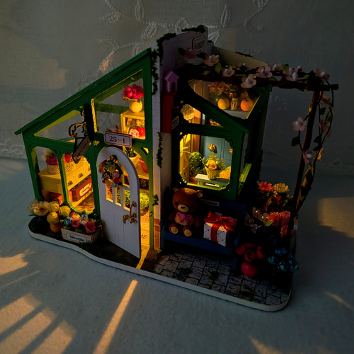 かわいいお花屋さん』ミニチュアドールハウスの完成品です その他