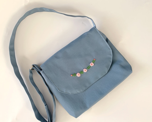 ショルダー園バック、礼拝用バック ライトブルー×手刺繍ミニ薔薇