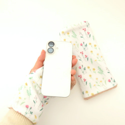 ふんわり優しい リバーシブル ハンドウォーマー（手袋） ピンクベージュ/うさぎと花〈オリジナル生地〉 4枚目の画像