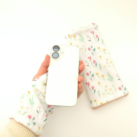 ふんわり優しい リバーシブル ハンドウォーマー（手袋） ピンクベージュ/うさぎと花〈オリジナル生地〉 4枚目の画像