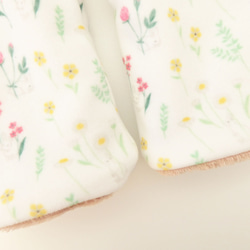 ふんわり優しい リバーシブル ハンドウォーマー（手袋） ピンクベージュ/うさぎと花〈オリジナル生地〉 3枚目の画像