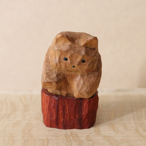 赤い土管から這い出て来た猫」木彫り 木製 ネコの置物 インテリア雑貨