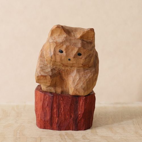 赤い土管から這い出て来た猫」木彫り 木製 ネコの置物 インテリア雑貨
