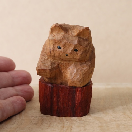 赤い土管から這い出て来た猫」木彫り 木製 ネコの置物 インテリア雑貨