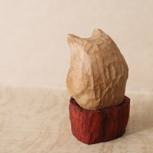赤い土管から這い出て来た猫」木彫り 木製 ネコの置物 インテリア雑貨