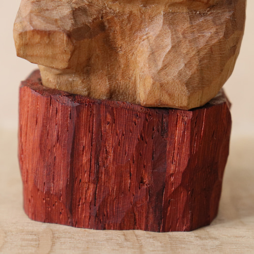 赤い土管から這い出て来た猫」木彫り 木製 ネコの置物 インテリア雑貨