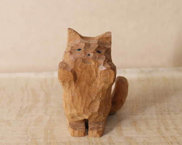 「お手上げな猫」招き猫 木彫り 木製 ネコの置物 インテリア雑貨（木材：山桜）（No.N0055） 2枚目の画像