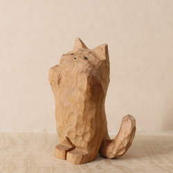 「お手上げな猫」招き猫 木彫り 木製 ネコの置物 インテリア雑貨（木材：山桜）（No.N0055） 4枚目の画像