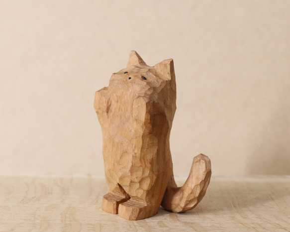 「お手上げな猫」招き猫 木彫り 木製 ネコの置物 インテリア雑貨（木材：山桜）（No.N0055） 4枚目の画像