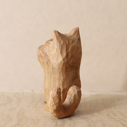 「お手上げな猫」招き猫 木彫り 木製 ネコの置物 インテリア雑貨（木材：山桜）（No.N0055） 6枚目の画像