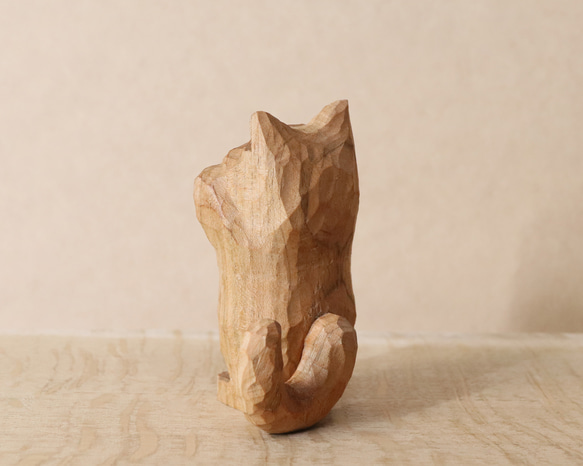 「お手上げな猫」招き猫 木彫り 木製 ネコの置物 インテリア雑貨（木材：山桜）（No.N0055） 6枚目の画像