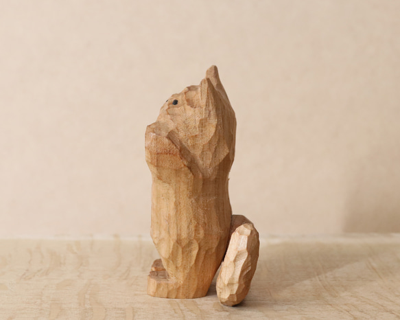 「お手上げな猫」招き猫 木彫り 木製 ネコの置物 インテリア雑貨（木材：山桜）（No.N0055） 5枚目の画像