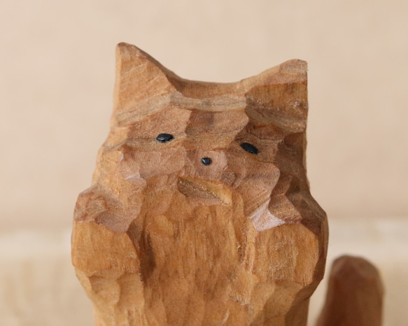 「お手上げな猫」招き猫 木彫り 木製 ネコの置物 インテリア雑貨（木材：山桜）（No.N0055） 3枚目の画像