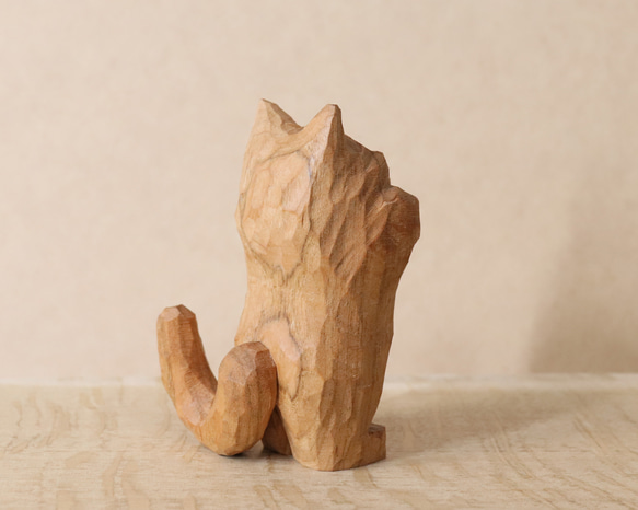 「お手上げな猫」招き猫 木彫り 木製 ネコの置物 インテリア雑貨（木材：山桜）（No.N0055） 8枚目の画像