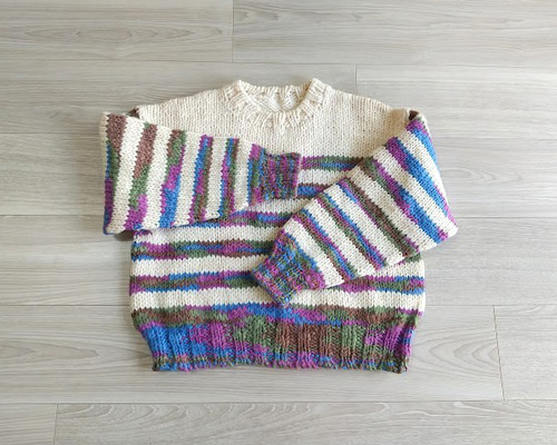 白がベースのカラフルなセーター ニット・セーター am-amu-amuu-工房a