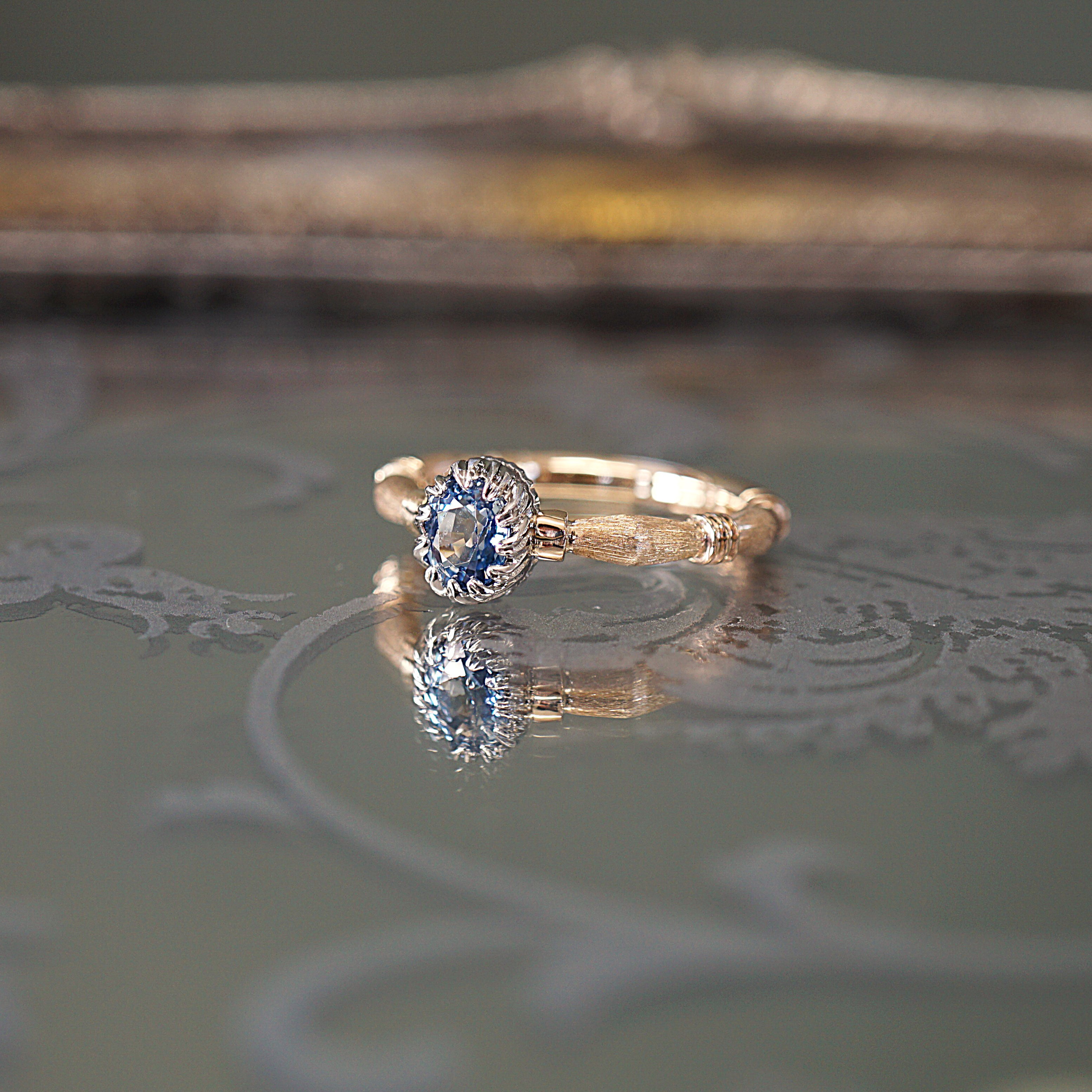 PT950×K10YG 　宝石のつぼみリング　オーバルサファイア