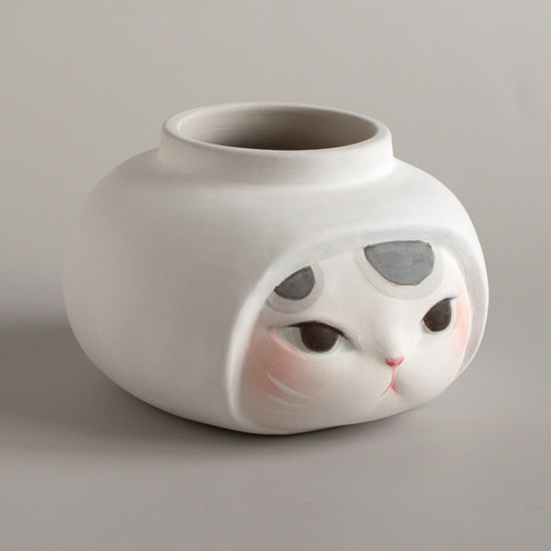ブチ猫 鏡餅（かがみもち）のかぶりものをした猫の置物 陶土・陶器