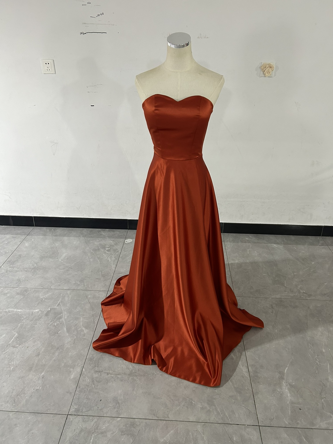カラードレス オレンジ ベアトップ 短トレーン スレンダーライン 2次会/合コン