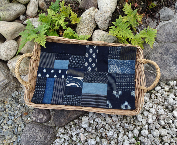 藍染古布の マットです。