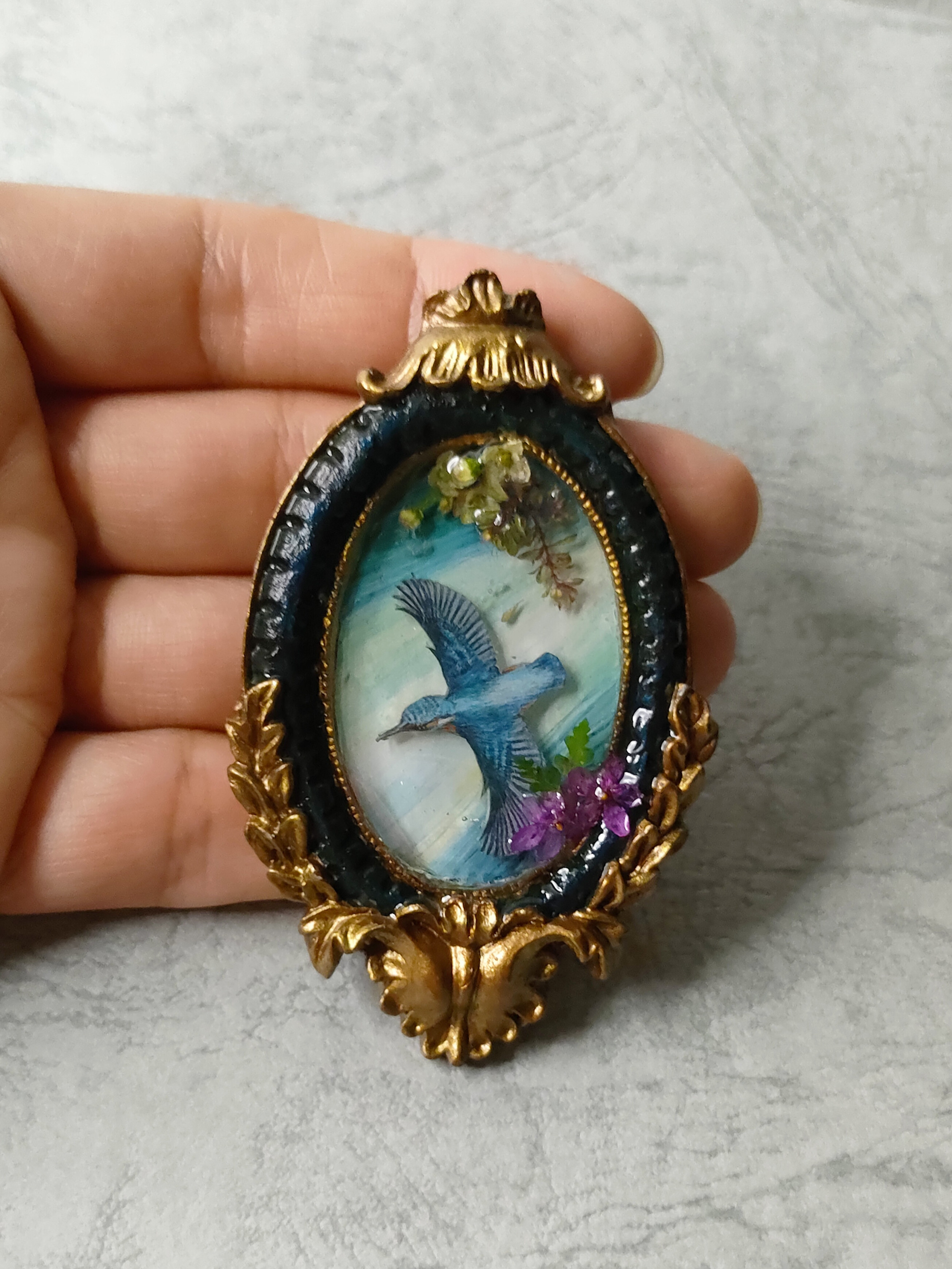 幸運の小鳥＊絵画風　額装アート　お守りブローチ(飛翔カワセミ)