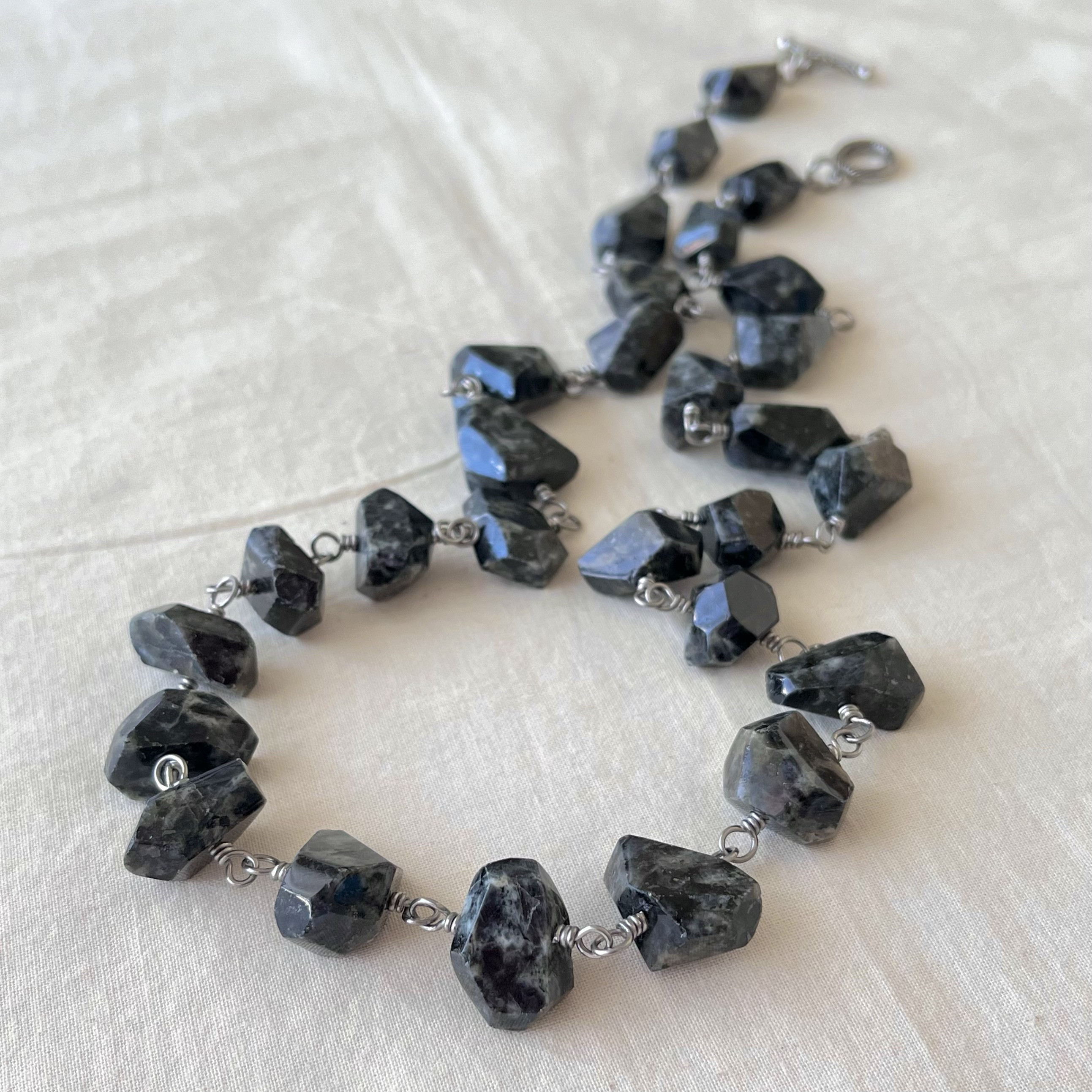 ラルビカイトのロングネックレス　（Nー244）