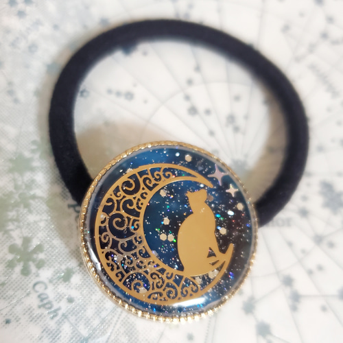 光る宇宙とうさぎ(猫)と月のヘアゴム レジン 蓄光 ハンドメイド
