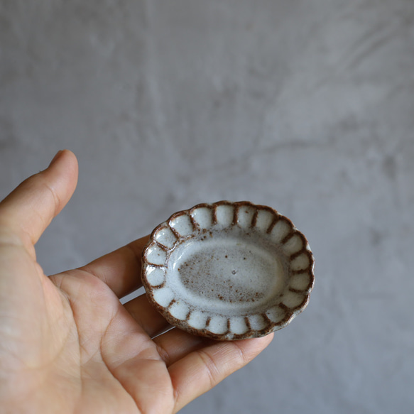 mini豆皿　楕円のディジー花　陶器 4枚目の画像
