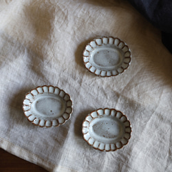 mini豆皿　楕円のディジー花　陶器 2枚目の画像