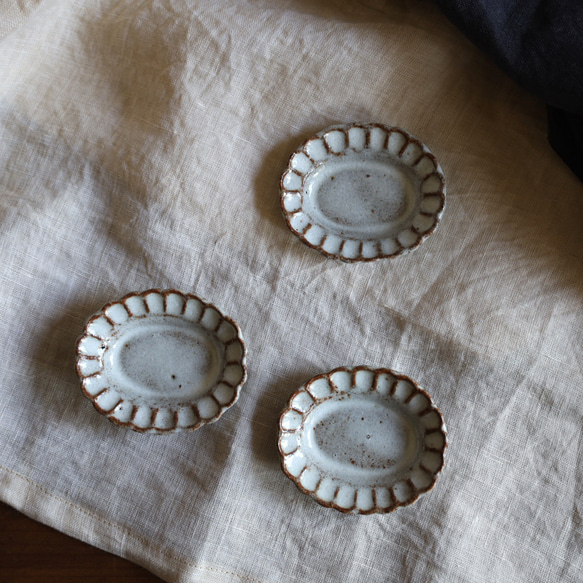 mini豆皿　楕円のディジー花　陶器 2枚目の画像