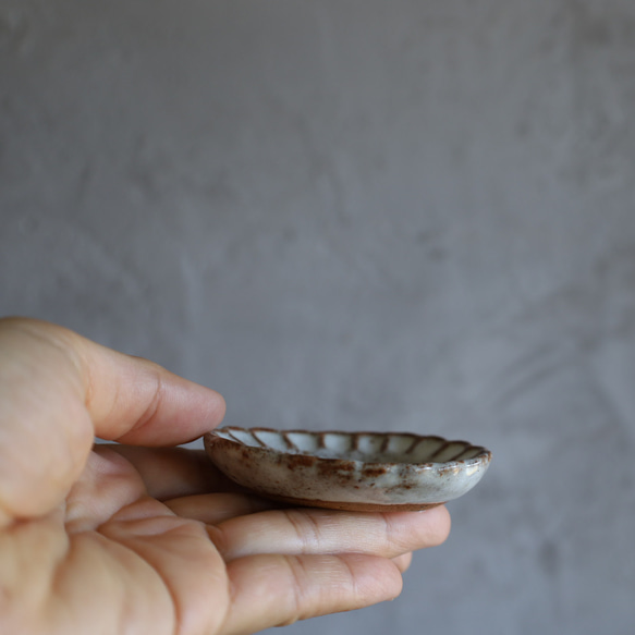 mini豆皿　楕円のディジー花　陶器 5枚目の画像