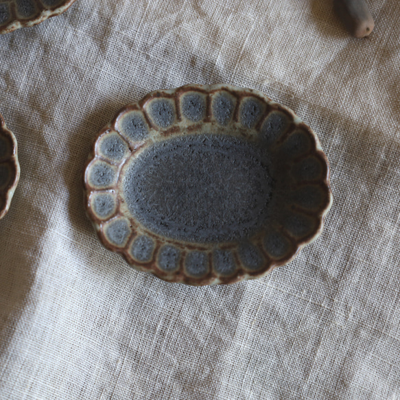 mini豆皿　楕円のディジー花　陶器 11枚目の画像