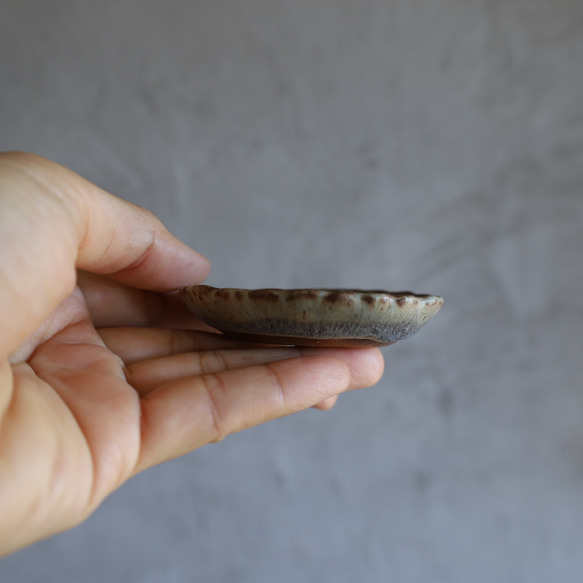 mini豆皿　楕円のディジー花　陶器 13枚目の画像