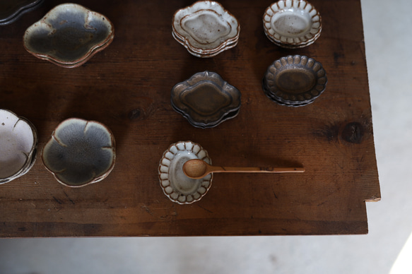 mini豆皿　楕円のディジー花　陶器 14枚目の画像