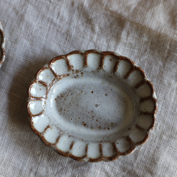mini豆皿　楕円のディジー花　陶器 3枚目の画像