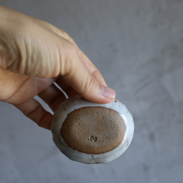 mini豆皿　楕円のディジー花　陶器 6枚目の画像