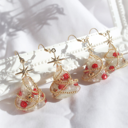 ラスト1点 クリスマスツリーカービングピアス レジンのクリスマスツリーピアス/イヤリング ピアス（スタッド・一粒