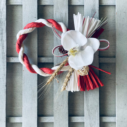 紅白のしめ縄と胡蝶蘭　お正月　正月飾り　しめ縄　お正月飾り　お飾り　しめ飾り　しめ縄　しめなわ　注連縄 3枚目の画像