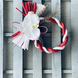 紅白のしめ縄と胡蝶蘭　お正月　正月飾り　しめ縄　お正月飾り　お飾り　しめ飾り　しめ縄　しめなわ　注連縄 4枚目の画像